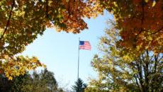 国旗被秋天的树木包围