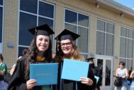 毕业生们在2020年毕业典礼后举起了他们的文凭