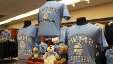 一件SMWC篮球衫, 书店里陈列着一件SMWC排球衫和几个毛绒玩具.